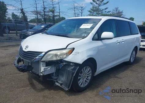 2013 Toyota Sienna Xle V6 8 Passenger z USA, uszkodzony, nr VIN 5TDYK3DC9DS400175